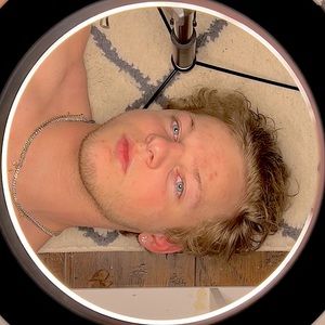 Meet your Posher, Levi